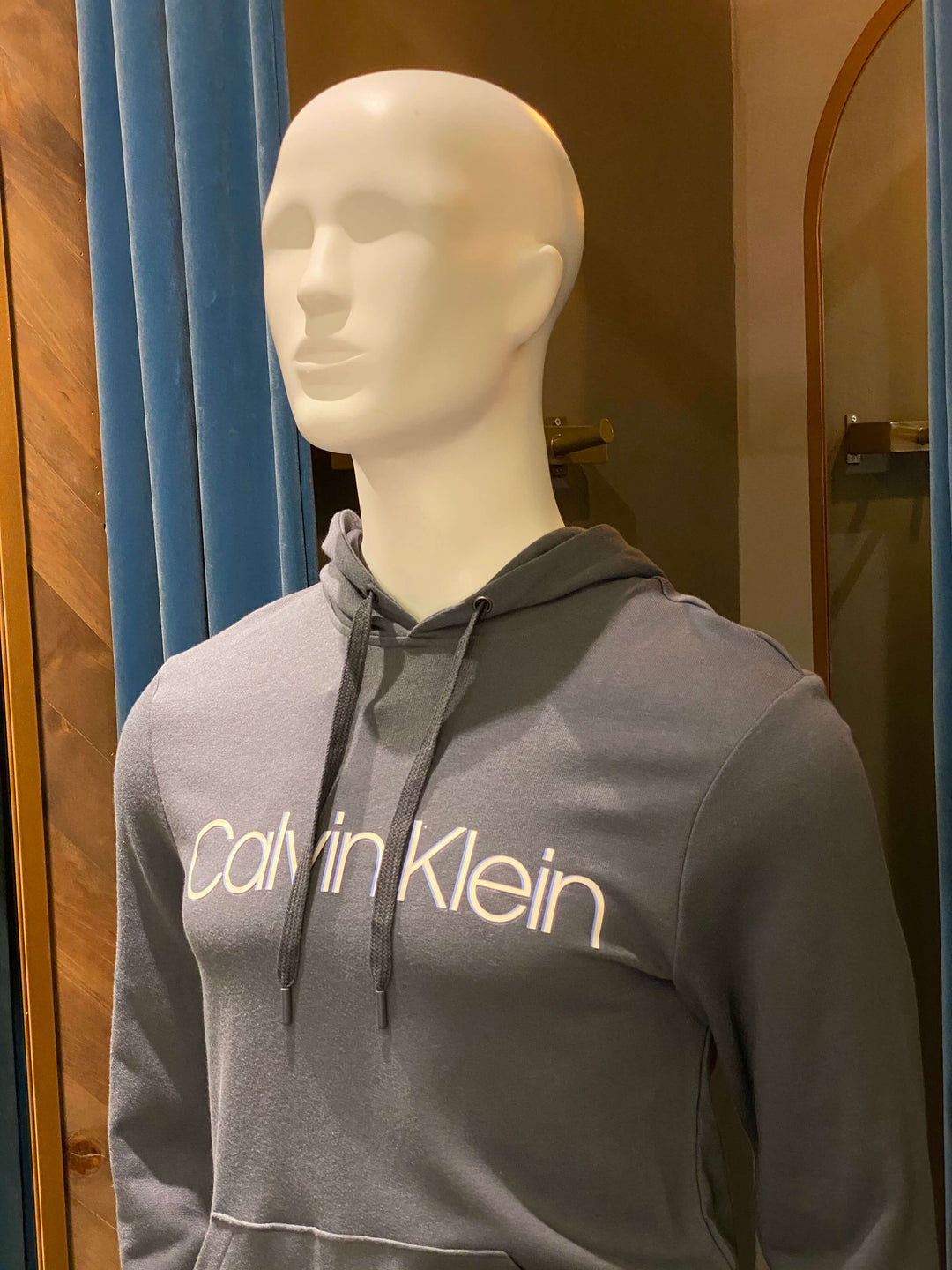 BUZO CON CAPUCHA CALVIN KLEIN