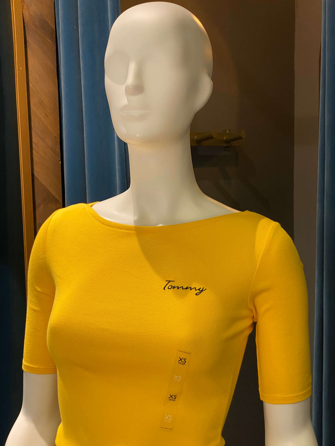 CAMISETA CUELLO BANDEJA TOMMY