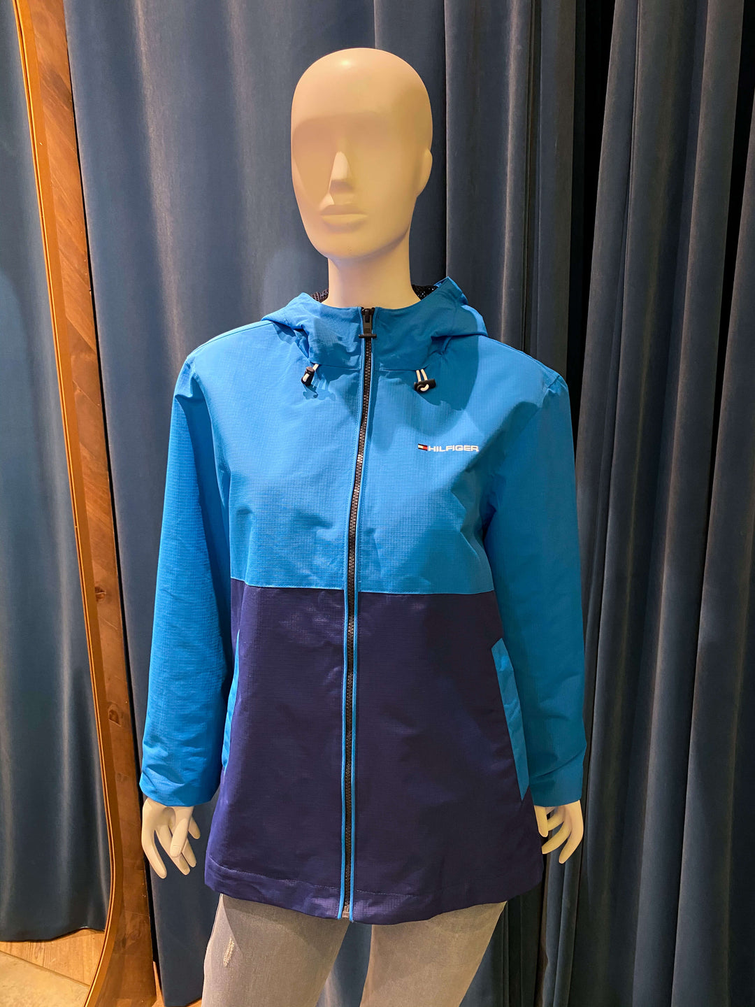 CHAQUETA AZUL CON CAPUCHA